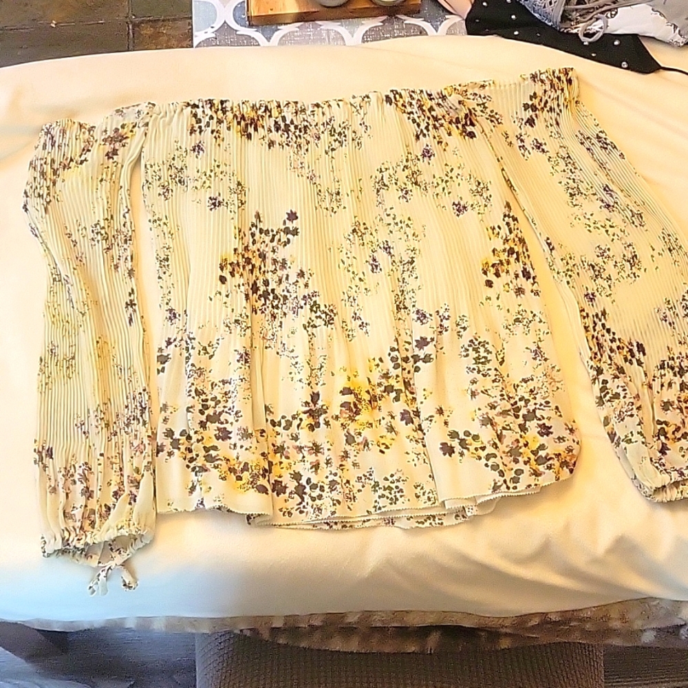 Off ahoulder long sleeved lined shirt